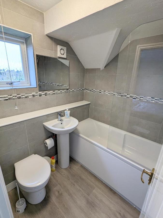 Large Apartment With Parking Guildford Exterior foto