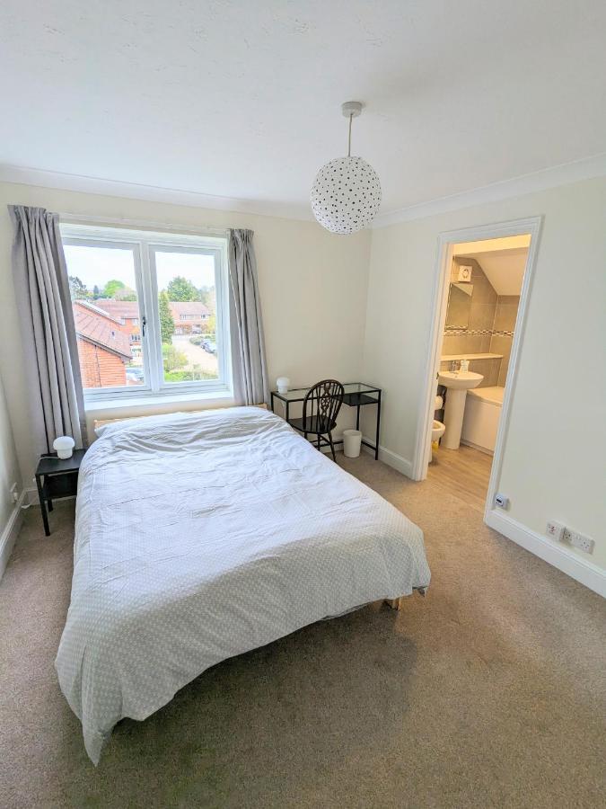 Large Apartment With Parking Guildford Exterior foto